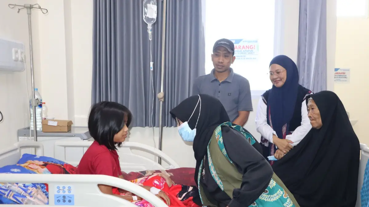 BERI SEMANGAT: Ketua TP PKK Provinsi NTB Sinta M Iqbal didampingi Direktur RS Mandalika dr Oxy Cahyowahyuni saat meninjau pelayanan dan menyapa pasien di RS Mandalika, Lombok Tengah, Sabtu (29/8/2026).