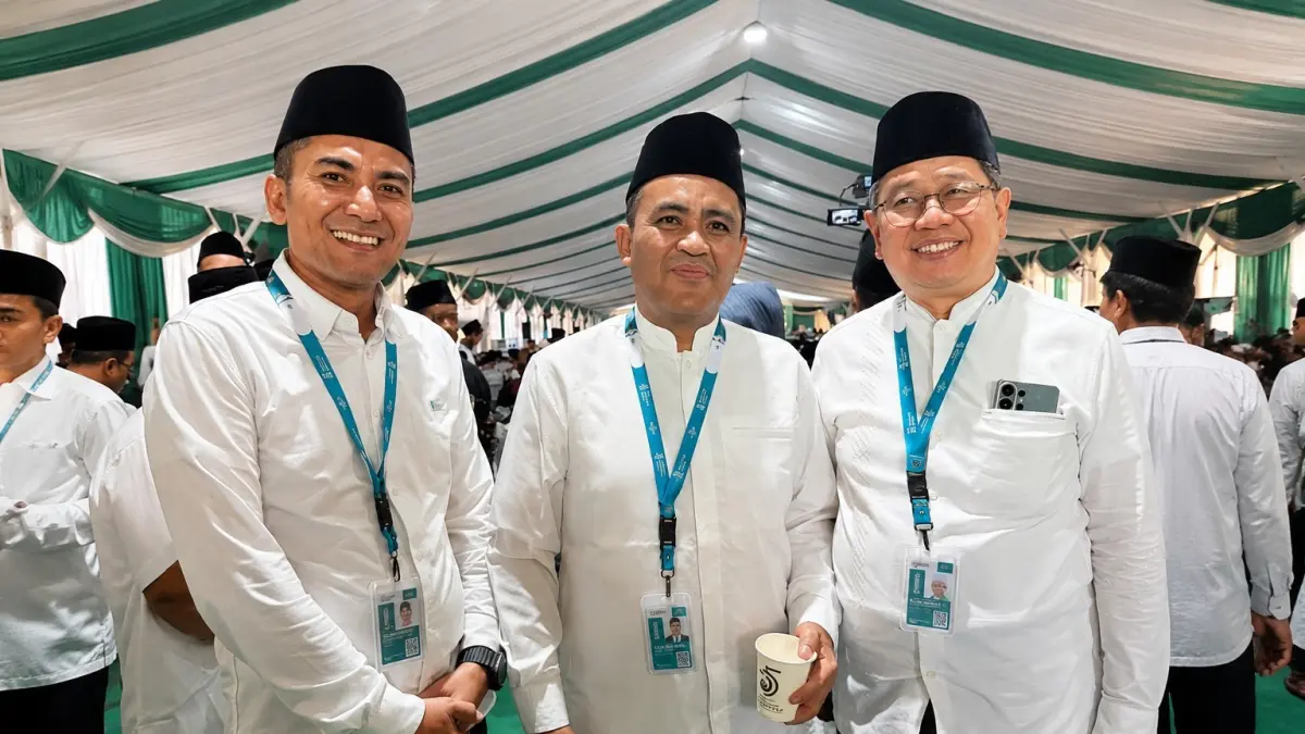 BERKHIDMAT: Ketua PWNU NTB Prof Masnun Tahir (tengah) bersama Sekretaris PWNU NTB Lalu Daud Nurjadi (kiri) dan pengurus NU pusat.