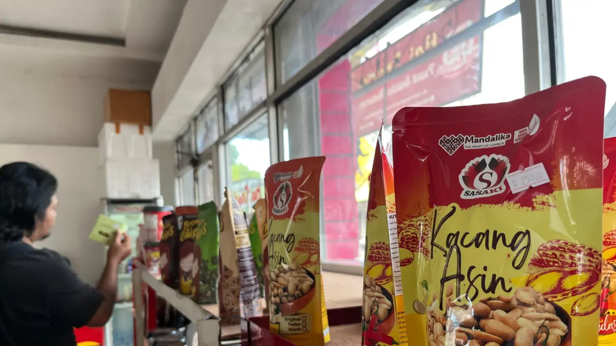 CEMILAN KEKINIAN: Produk UD Sasaki yang dijual di toko oleh-oleh cemilan kekinian di Kota Mataram, belum lama ini. (FERIAL/LOMBOK POST)