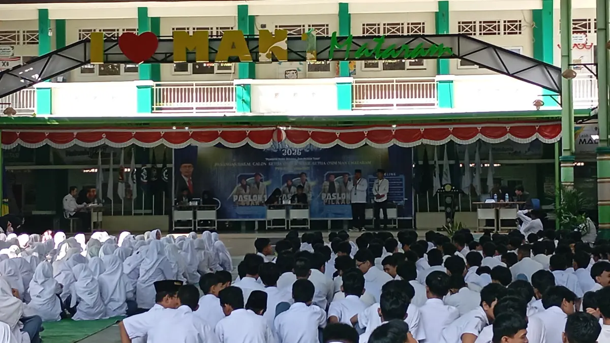 DEBAT: Tiga paslon ketua OSIM MAN 1 Mataram adu visi dan program pada debat yang dilaksanakan di madrasah setempat, Senin (31/8).