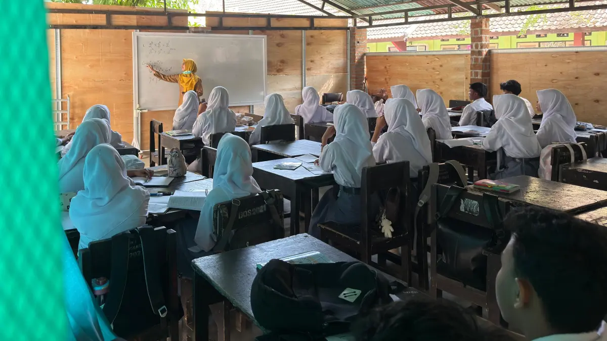 GENERASI PENERUS: Suasana kegiatan belajar mengajar di salah satu kelas darurat SMAN 1 Gunungsari, Lombok Barat, beberapa waktu lalu. (YUYUN/LOMBOK POST)