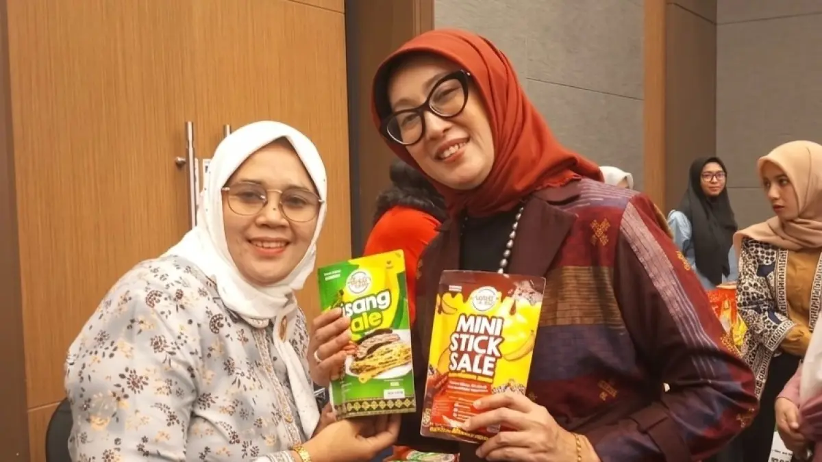 IKUT BAZAR: Owner Manha 99 Nur Aini (kiri) bersama Ketua Dekranasda NTB Sinta Agathia Iqbal menunjukkan produk kreasinya, beberapa waktu lalu. (IST/LOMBOK POST)