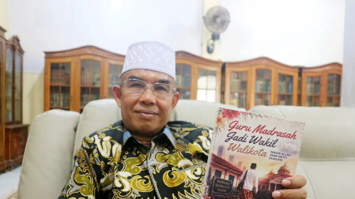 JEJAK PERJALANAN: Wakil Wali Kota Mataram TGH. Mujiburrahman memperlihatkan buku “Guru Madrasah Jadi Wakil Walikota: Takdir Allah yang Mesti Dijalani”.