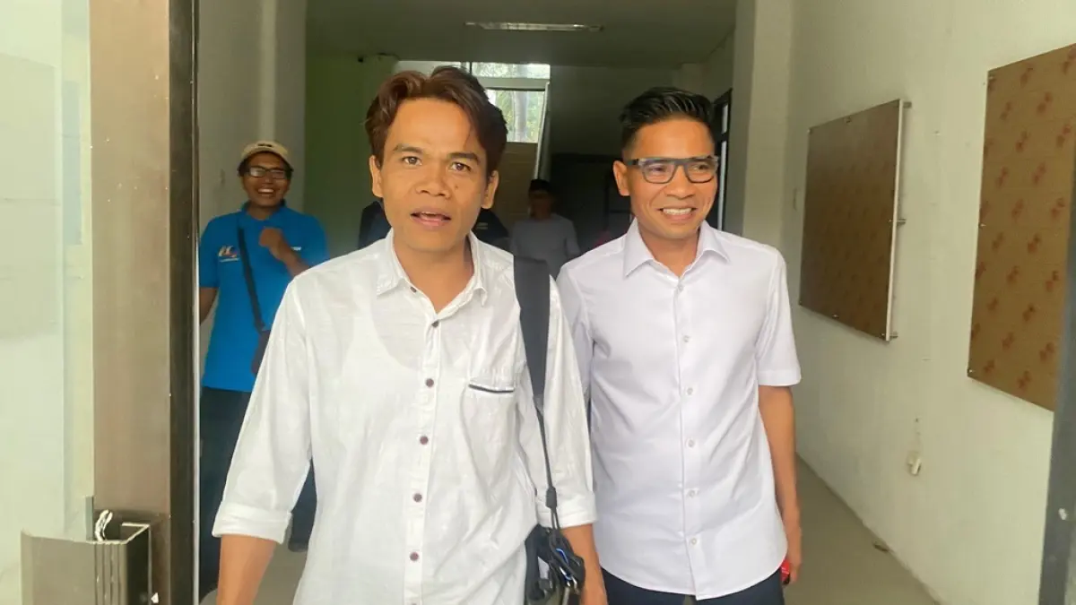 KEMBALI BERTUGAS: Anggota DPRD NTB M Nashib Ikroman (kiri) dan Hamdan Kasim kembali menjalankan agenda kedewanan di DPRD NTB, Senin (31/8). (Foto: Toni/Lombok Post) 