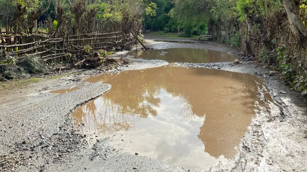 Kondisi jalan Lintas Bajo-Sampungu, Kecamatan Soromandi, Kabupaten Bima, belum lama ini. (Facebook Bang Suki)