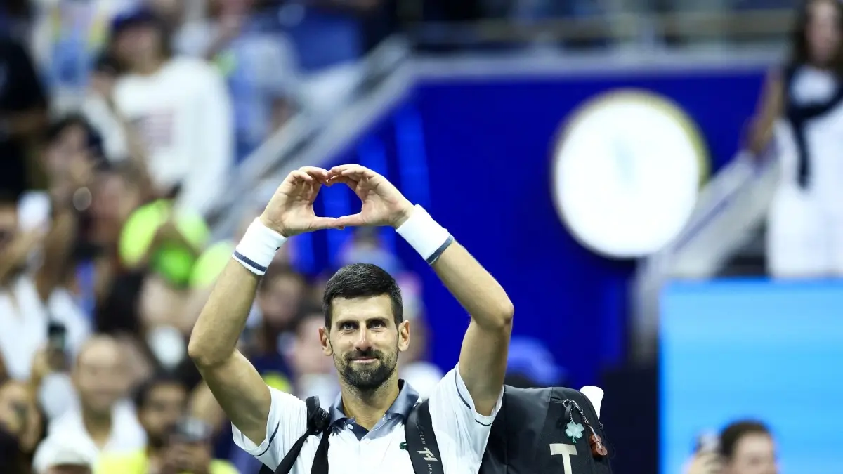 Novak Djokovic tersingkir di babak pertama US Open 2026 setelah kalah dari Mariano Navone. Ia muntah, kram, dan sempat ingin mundur. (AFP Photo)