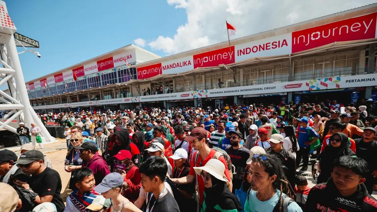 PAKET WISATA: Ribuan penonton hendak kembali ke tribun usai mengikuti sesi pitwalk balap motor di Sirkuit Internasional Mandalika, Lombok Tengah, belum lama ini.