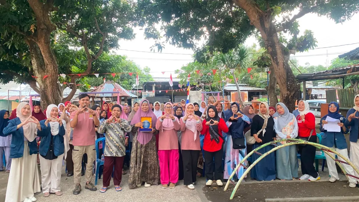 PENGABDIAN MASYARAKAT: Tim PG-PAUD FKIP Unram bersama peserta mengikuti kegiatan penguatan literasi melalui pelatihan character building di PKBM Al-Kautsar, Ampenan, Minggu (16/8).