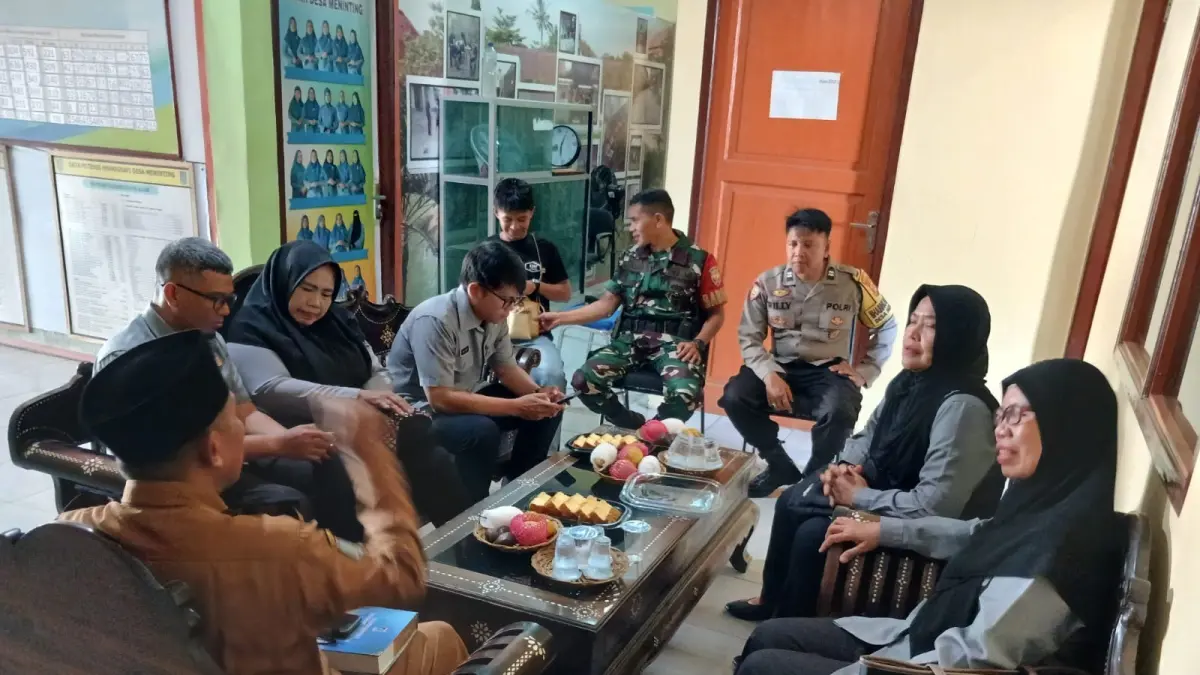 Penyuluh Hukum Kanwil Kemenkum NTB bersama unsur Tiga Pilar saat koordinasi persiapan pembuatan video layanan Posbankum Desa Meninting, Kecamatan Batulayar, Lombok Barat, Senin (31/8/2026).
