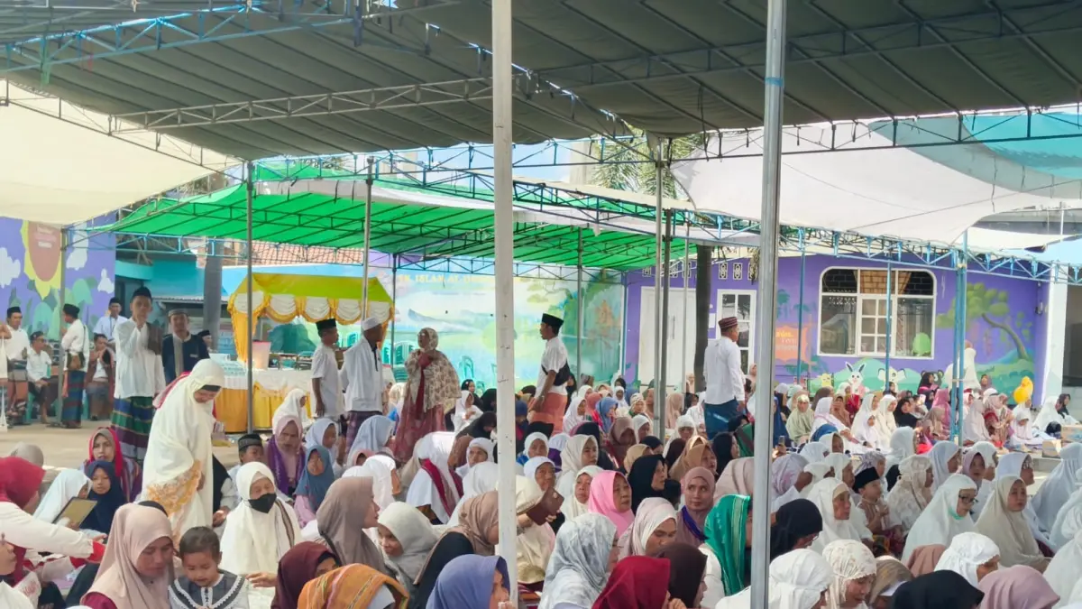 PERINGATAN MAULID: Ibu-ibu di Desa Pringgasela, Kecamatan Pringgasela sedang mengikuti tablig akbar peringatan Maulid Nabi Muhammad SAW.