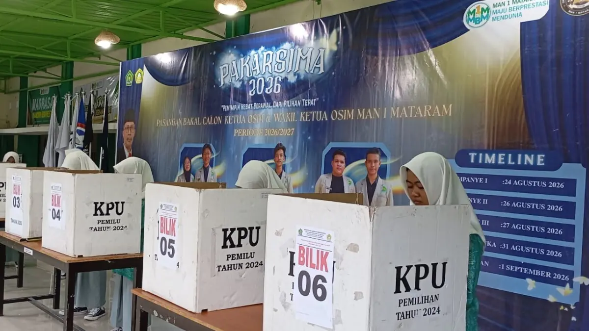PESTA DEMOKRASI: Para siswa MAN 1 Mataram menggunakan hak suaranya dalam pemilihan Ketua OSIM di madrasah setempat, Selasa (1/9).