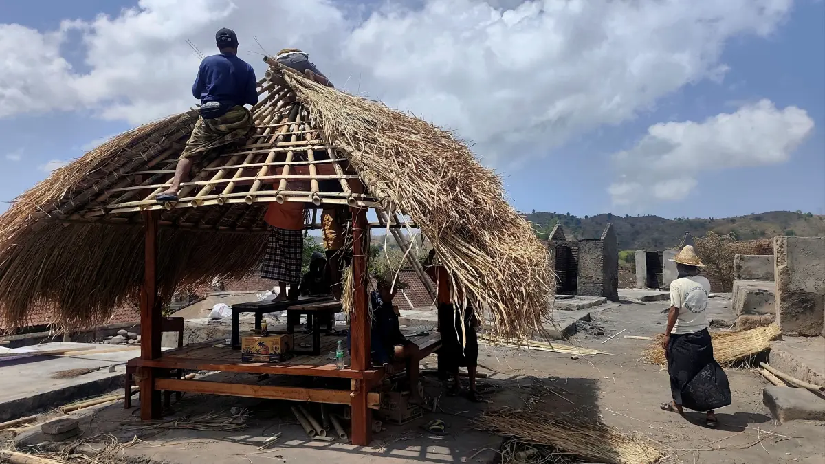 Sejumlah warga bergotong royong mendirikan gazebo di atas tapak rumah adat pasca musibah kebakaran di Desa Wisata Sade, Dusun Sade, Desa Rembitan, Pujut, Lombok Tengah, Senin (31/8).