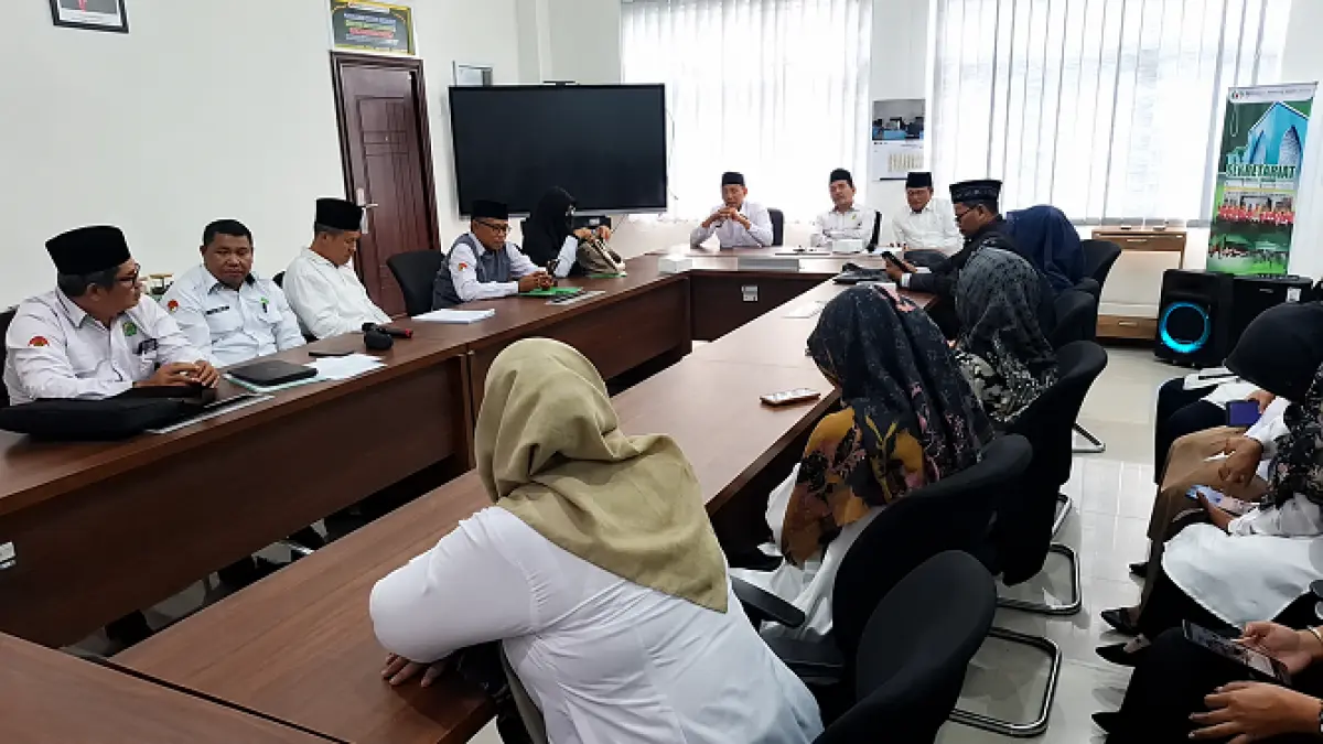 SUPERVISI: Pokjawas Madrasah Kota Mataram melakukan Supervisi Kolaboratif Madrasah terkait penerapan KBC di MAN 2 Mataram, Selasa (1/9).