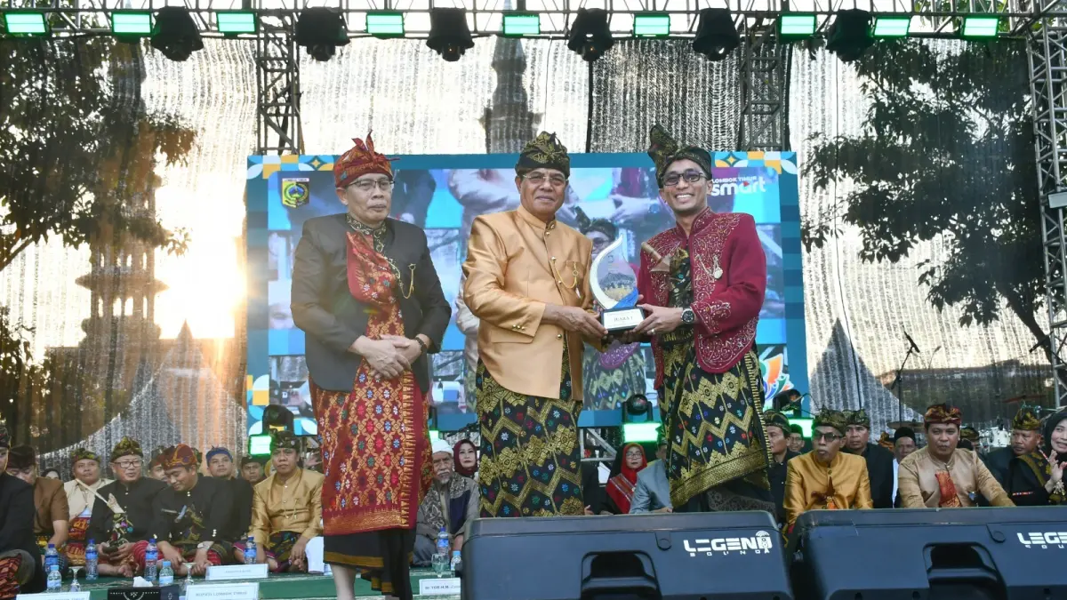 TERIMA: Bupati dan Wakil Bupati Lombok Timur saat menerima penghargaan sebagai juara satu Jamsostek Award 2026 dari Kepala BPJS Ketenagakerjaan NTB. 