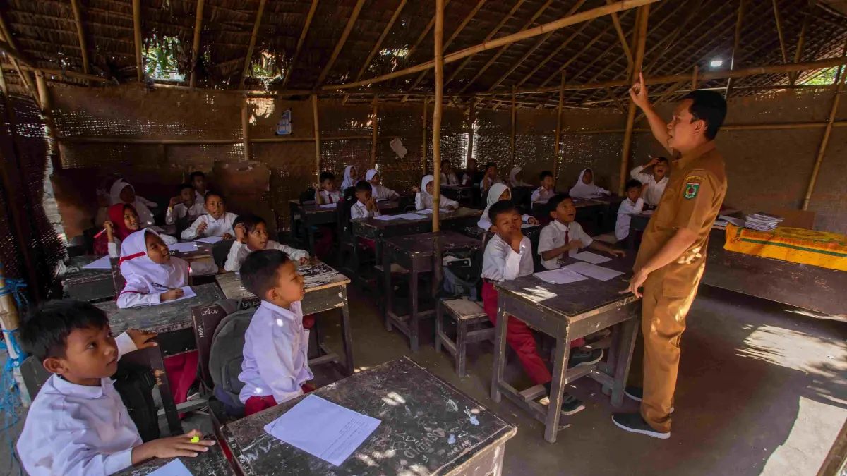 TRANSFER ILMU: Murid mengikuti proses pembelajaran dengan menyimak penjelasan guru secara saksama, di salah satu SDN di Lombok Utara, beberapa waktu lalu. (IVAN/LOMBOK POST)