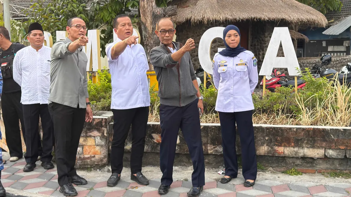 URAI KEMACETAN: Gubernur NTB Lalu Muhamad Iqbal (tiga dari kanan) bersama Wali Kota Mataram Mohan Roliskana (tiga dari kiri) meninjau rekayasa lalu lintas Simpang Empat Rembiga, Senin (31/8). (YUYUN/LOMBOK POST)