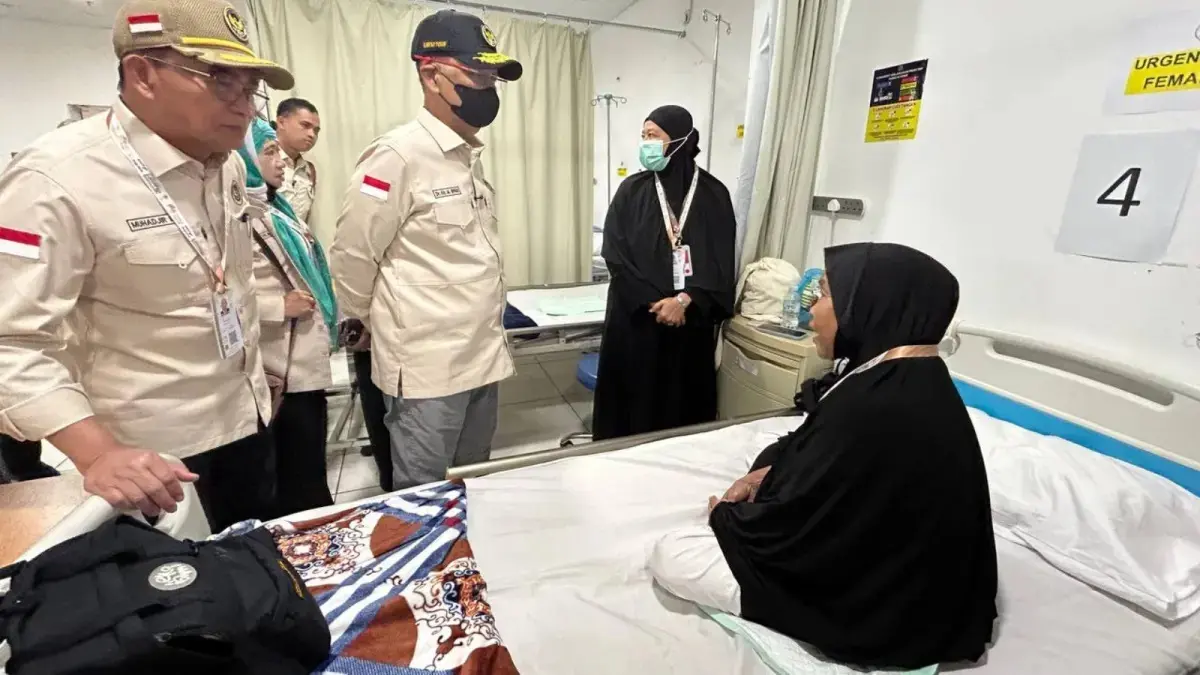 Amirul Hajj Mochamad Irfan Yusuf dan Muhadjir Effendy menjenguk jamaah haji Indonesia yang dirawat di Klinik Kesehatan Haji Indonesia, Minggu (24/5/2026). (Media Center Haji 2026)