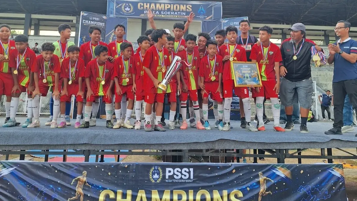 Asprov PSSI NTB menyerahkan piala pada juara Piala Soeratin U13.
