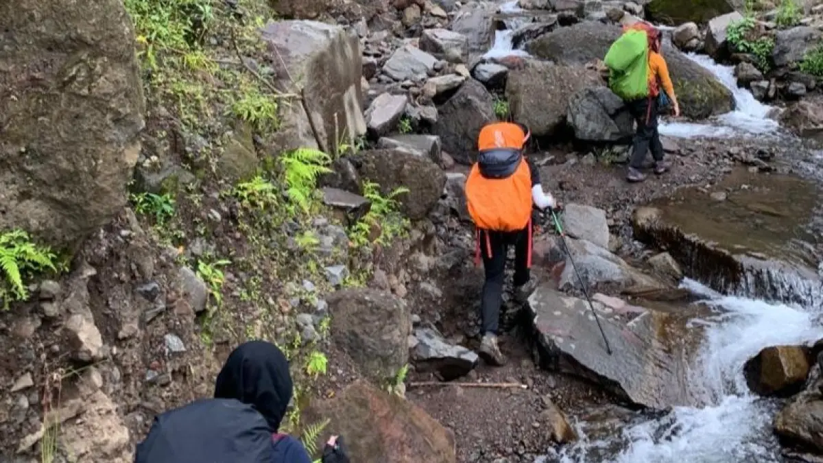 ATENSI KHUSUS: Aktivitas pendakian melalui salah satu jalur resmi di kawasan TNGR, beberapa waktu lalu. (IVAN/LOMBOK POST)