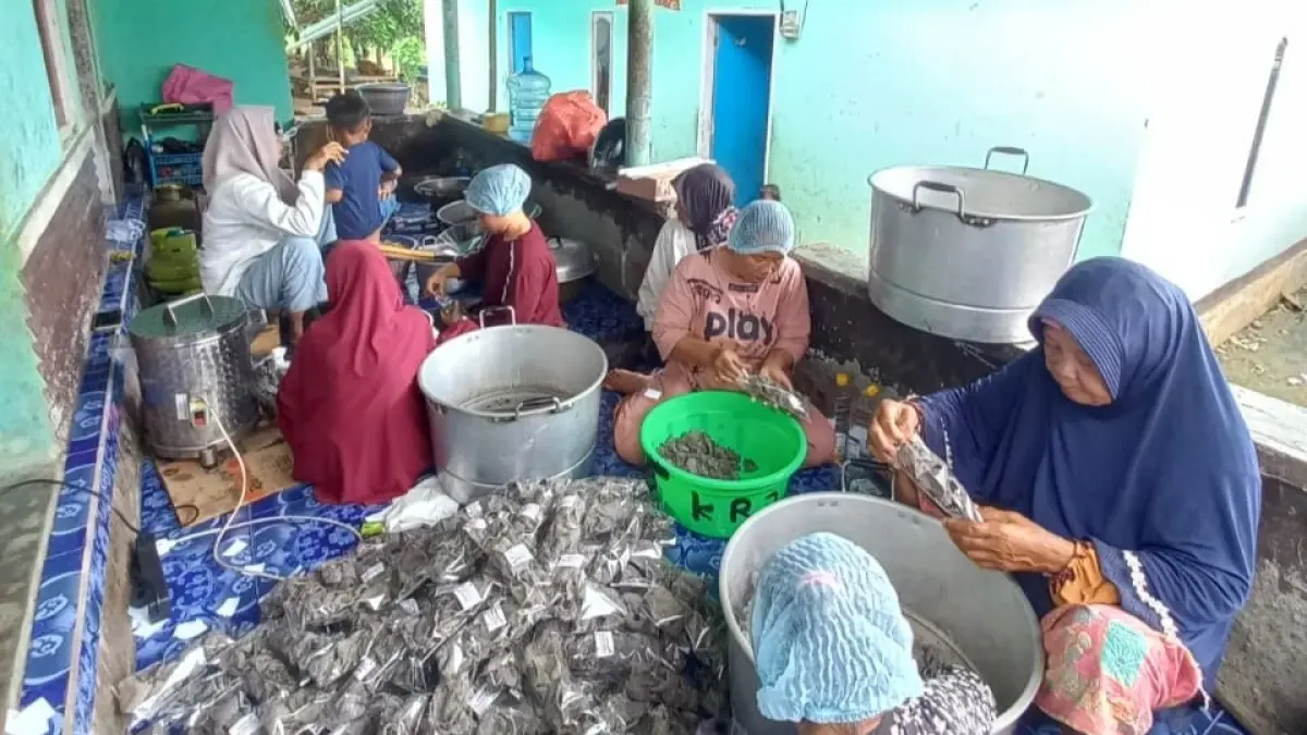 CANGKANG KEPITING: Sejumlah Ibu-ibu di Dusun Kranji, Desa Paremas, Kecamatan Jerowaru saat membungkus kerupuk cangkang kepiting yang sudah selesai di goreng.&nbsp;