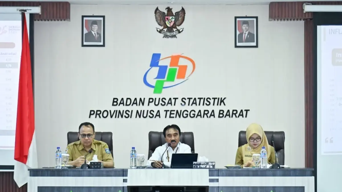 DATA BPS: Kepala BPS NTB Wahyudin (tengah) dan Kepala Dinas Kominfotik NTB sekaligus Juru Bicara Pemprov NTB Ahsanul Khalik saat rilis berita resmi statistik di Aula Tambora BPS NTB, Selasa (1/9).