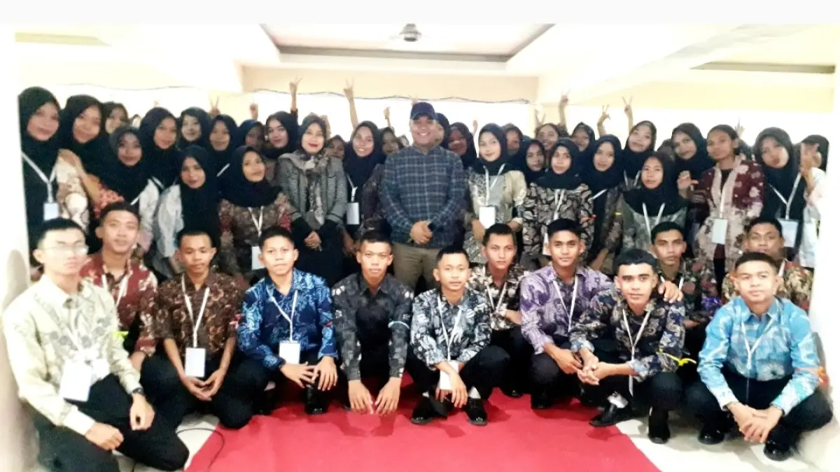 Direktur Lombok Post Alfian Yusni menjadi nara sumber tunggal dalam Pelatihan Jurnalistik yang digelar STIKES Mataram dalam PKKMB Selasa (2/9) pagi.