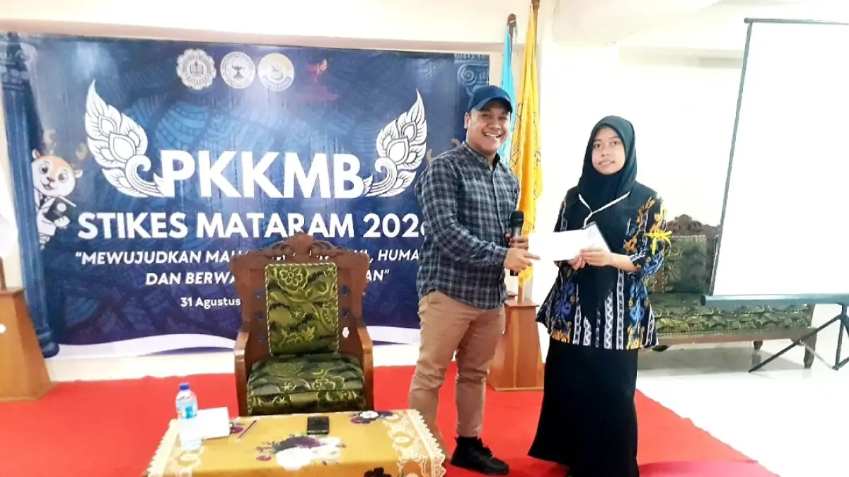 Direktur Lombok Post Alfian Yusni secara spontan memberikan quis kepada peserta PKKMB dengan hadiah dana cash.