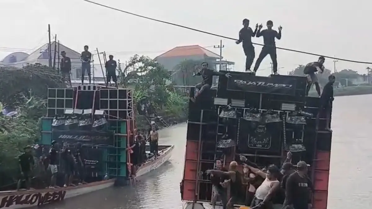 Insiden perahu yang membawa sound horeg tenggelam saat proses cek sound tradisi Nyadran di Desa Balongdowo, Kecamatan Candi, Kabupaten Sidoarjo. (Instagram @exploredolan.id)