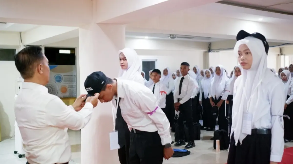 Ketua STIKES Mataram Prof. DR. Chairun Nasirin, MPd.,MARS., saat membuka PKKMB Senin (1/9).