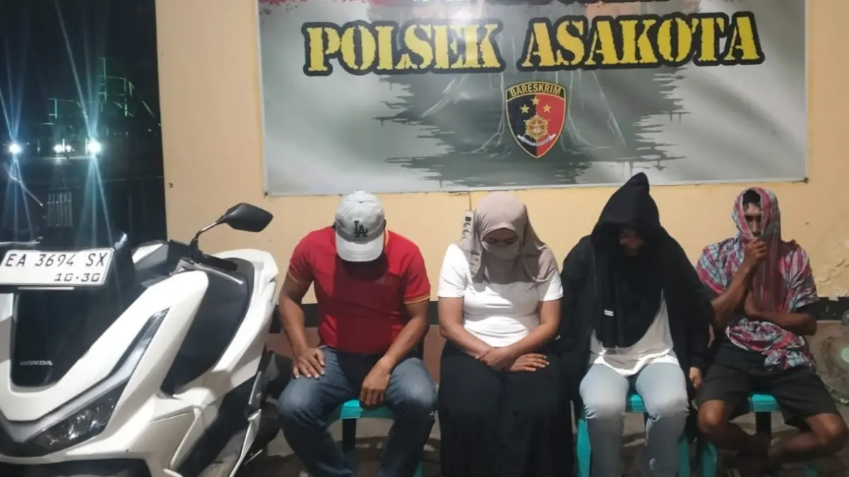 Pelaku penggelapan dan penadah motor diamankan di Polsek Asakota, Selasa (1/9).