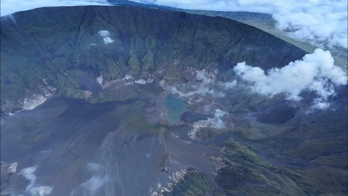 Pemandangan spektakuler Kaldera Gunung Tambora dengan cekungan raksasa selebar 7 kilometer dan sedalam 1,1 kilometer, merupakan jejak letusan dahsyat tahun 1815 yang kini menjadi destinasi geowisata terkemuka. (IST/LOMBOK POST)