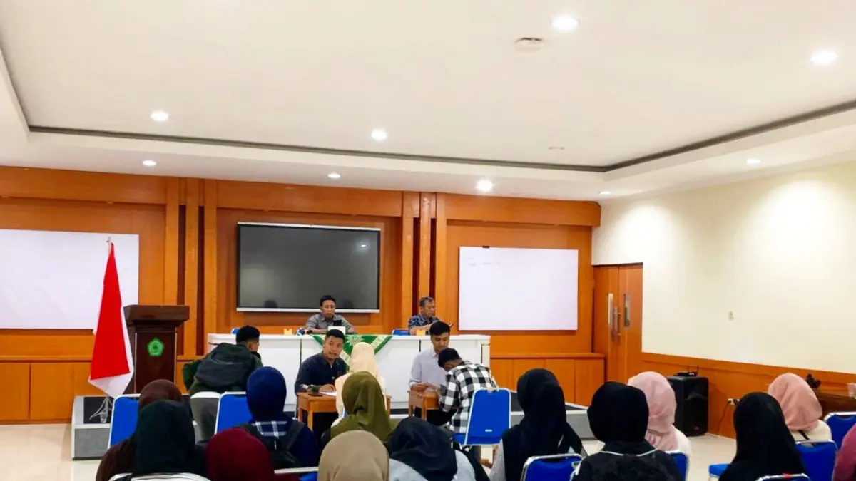 Penyaluran bantuan kepada mahasiswa asal NTT yang dilakukan UMMAT.