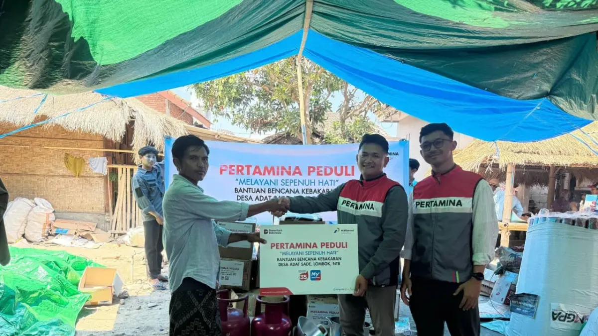 Pertamina Patra Niaga menyerahkan bantuan kebutuhan dasar kepada warga Dusun Adat Sade, Lombok Tengah, untuk mendukung pemulihan pascakebakaran.