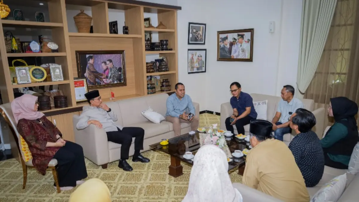 Pimpinan Lombok Post dengan Wali Kota Mataram Mohan Roliskana