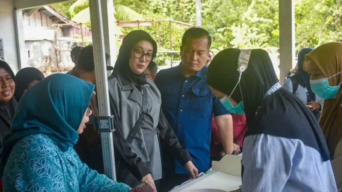 POSYANDU: Gubernur NTB Lalu Muhamad Iqbal didampingi Ketua TP PKK NTB Sinta Agathia mengunjungi Posyandu Wana Tirta di Dusun Sesaot Timuk, Desa Sesaot, Lombok Barat, Selasa (1/9).