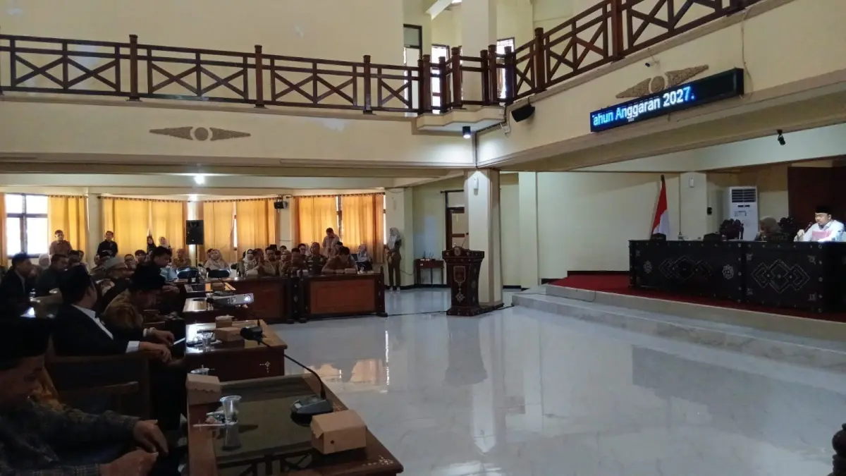 RAPAT: DPRD Lobar saat melakukan pembahasan KUA PPAS TA 2027 di ruang sidang, Senin (29/8). (NURUL/LOMBOK POST)