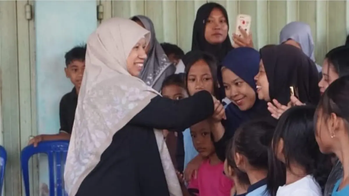 SAPA WARGA: Wabup Lobar Nurul Adha (kiri) saat menyapa masyarakat di Kecamatan Kediri, akhir pekan lalu. (PROKOPIM LOBAR FOR LOMBOK POST)