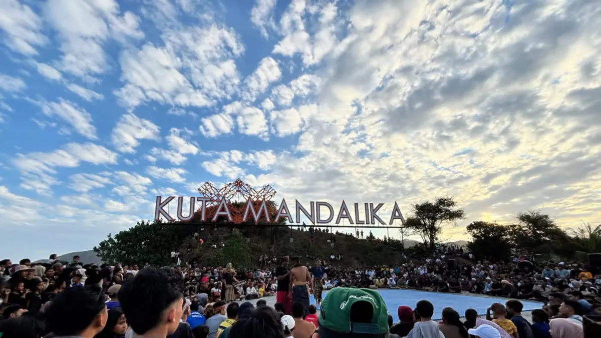 Sebuah atraksi budaya Peresean ditampilkan pengelola kawasan saat event Porprov NTB 2026 di Kuta Beach Park The Mandalika, Desa Kuta, Pujut, Loteng, beberapa waktu lalu.
