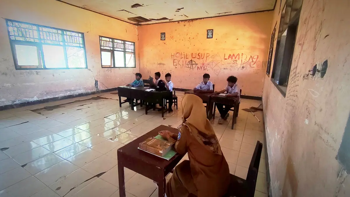 SEGERA DIREHAB: Sebanyak lima orang siswa kelas 8 menyimak materi belajar yang diberikan guru di SMPN 5 Praya Timur, Desa Beleke Lebe Sana, Praya Timur, Loteng, Selasa (1/9).