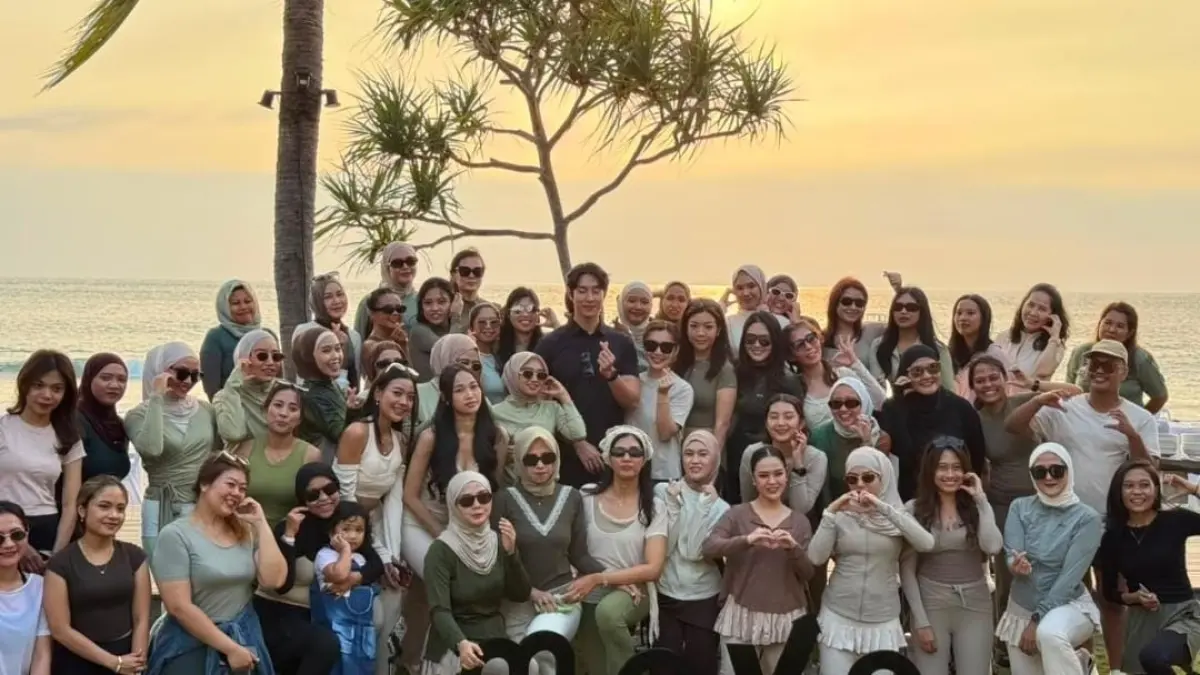 SEHAT DI ALAM TERBUKA: Instruktur asal Korea Selatan, Daniel Choi bersama para peserta usai mengikuti sesi Mat Pilates by The Beach yang diselenggarakan oleh Move Functional Gym and Pilates Studio Mataram di tepi pantai Qunci Villa, Senggigi.