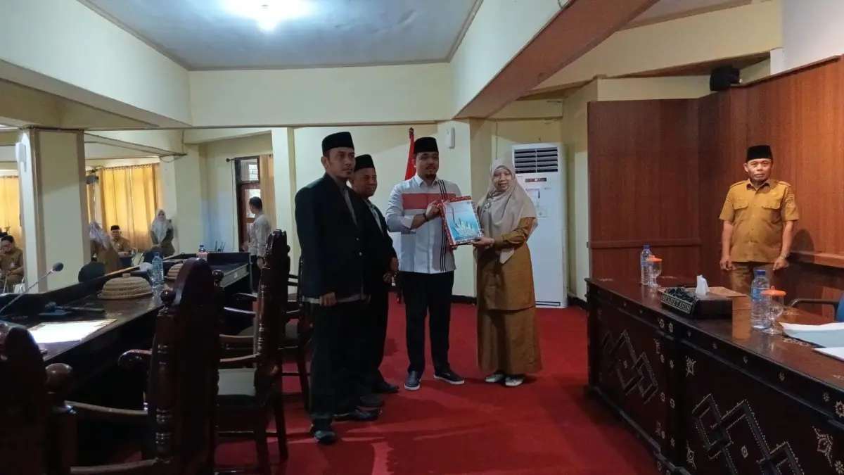 SERAHKAN DRAFT ANGGARAN 2027: Wakil Bupati Lombok Barat Nurul Adha (berhijab) saat menyerahkan draft KUA PPAS TA 2027 ke DPRD Lobar di ruang sidang, Senin (31/8). (NURUL/LOMBOK POST)