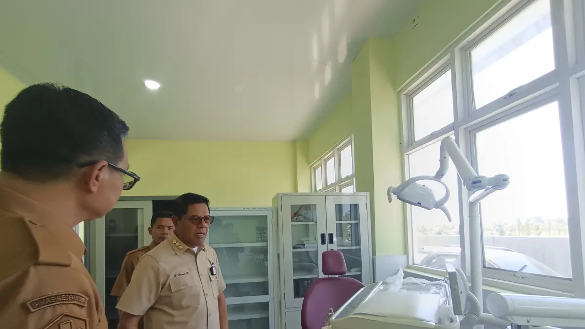 TINJAU PERLENGKAPAN: Bupati Lombok Timur Haerul Warisin didampingi Kepala Dinas Kesehatan, saat&nbsp; meninjau ruangan dan alat kesehatan di Puskesmas Sakra Timur yang baru. 