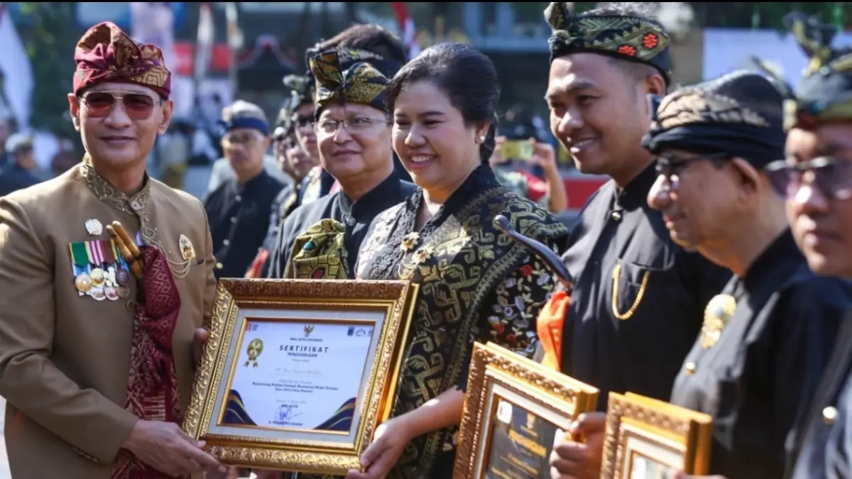 Wali Kota Mataram Mohan Roliskana bersama Wakil Wali Kota Mataram TGH Mujiburrahman menyerahkan piagam penghargaan pada pengusaha yang dinilai patuh menyampaikan laporan LKPM, Senin (31/8).
