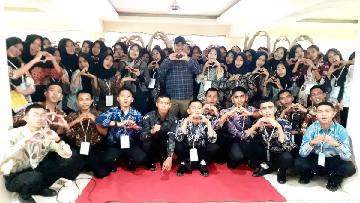 BAGI WAWASAN: Direktur Lombok Post Alfian Yusni memberikan pelatihan jurnalistik kepada ratusan mahasiswa baru STIKES Mataram dalam rangkaian kegiatan PKKMB, Rabu (2/9).