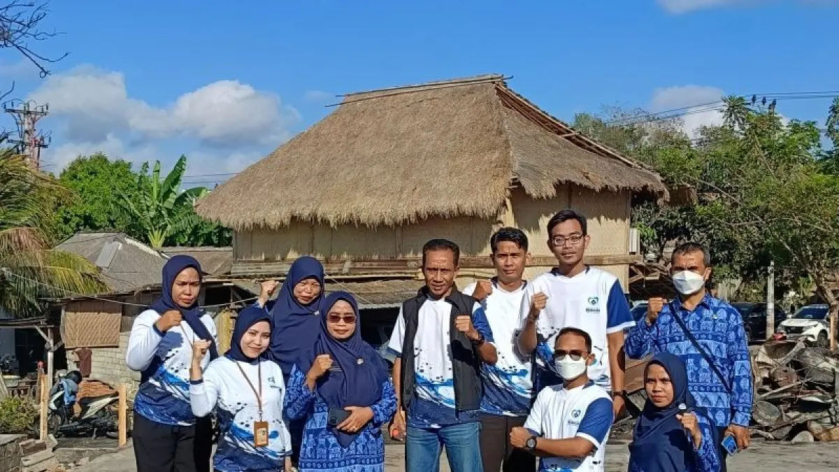 BANGKITKAN SADE: Kepala Bagian Tata Usaha RS Mandalika Lalu Fatanah bersama rombongan menghadiri prosesi Nyemulak atau tanam tiang pembangunan kembali Rumah Adat dan Masjid Sade, Kamis (3/9).