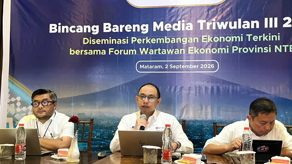 BERI PENJELASAN: Kepala KPwBI NTB Hario K Pamungkas (tengah) memberikan penjelasan terkait pertumbuhan ekonomi dalam Bincang Bareng Media (BBM) triwulan III 2026, di Mataram, Rabu (2/9). (FERIAL/LOMBOK POST)