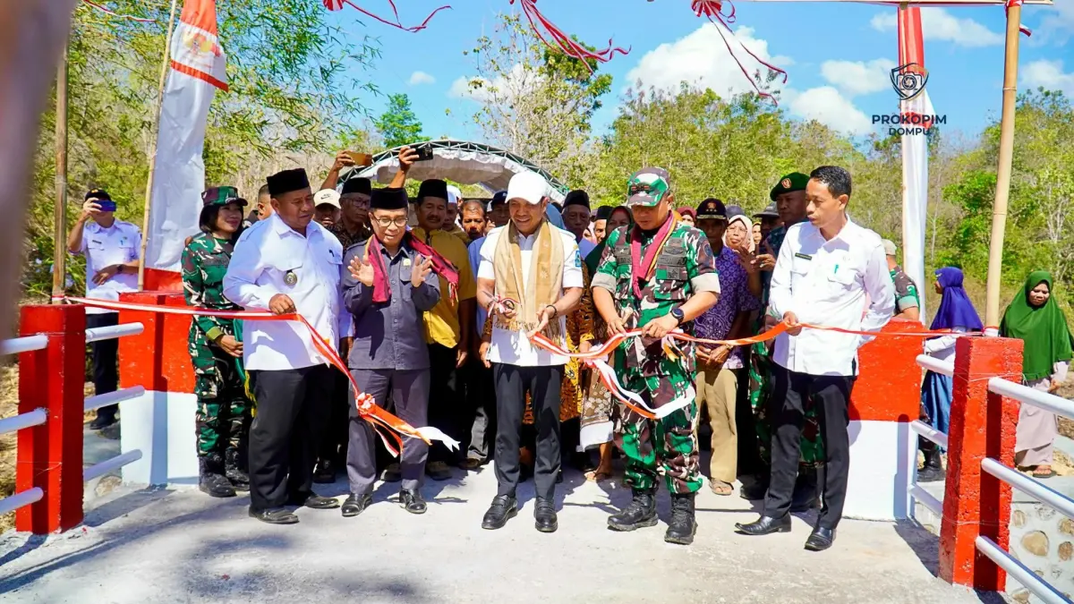 Bupati Dompu Bambang Firdaus meresmikan jembatan Armco Garuda Merah Putih, Rabu (2/9).