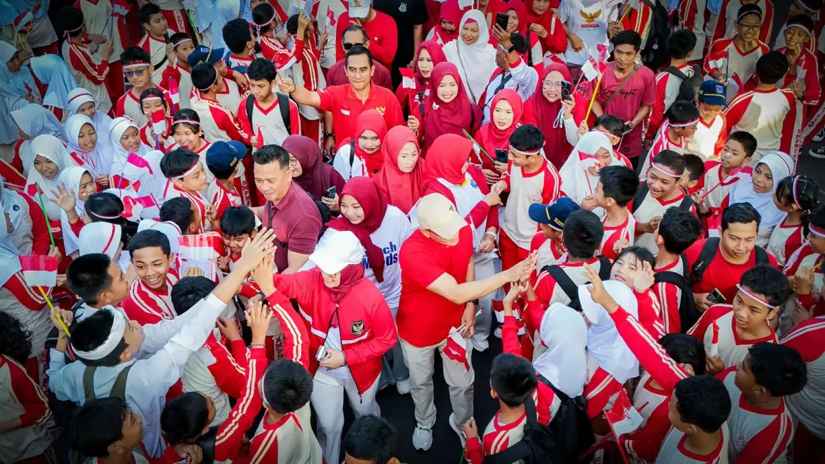 Di antar warga, Kinnastri menemani Mohan Roliskana menyapa satu-persatu warga ibu kota.