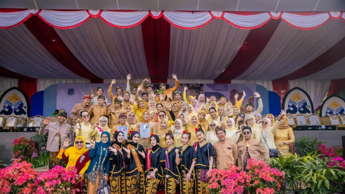 Direktur RSUD H. Moh. Ruslan Kota Mataram bersama seluruh karyawan berfoto bersama.