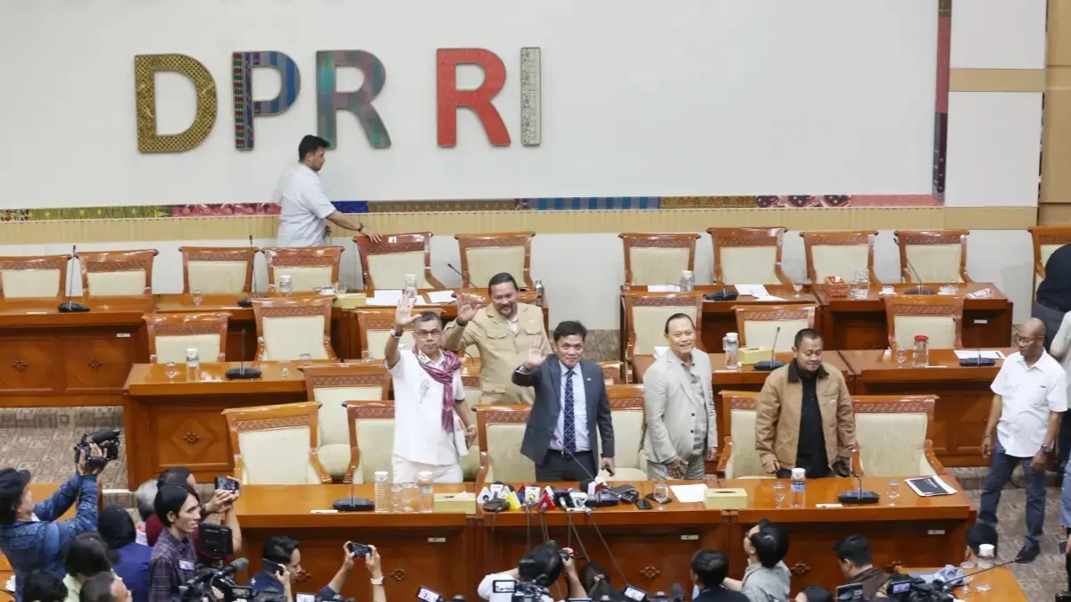 Ketua Komisi III DPR Habiburokhman (tengah) didampingi anggota Komisi III DPR Rudianto Lallo, Hinca Panjaitan, Adang Daradjatun, dan Bimantoro Wiyono saat menyampaikan keterangan pers terkait RUU tentang Perampasan Aset di Kompleks Parlemen, Senayan, Jakarta, Senin (13/7/2026). (Dery Ridwansah/ JawaPos.com)